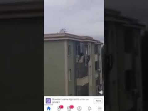 Cagliari, scappa da un palazzo a San Michele e sfonda una tettoia: “Vai, Uomo Ragno”