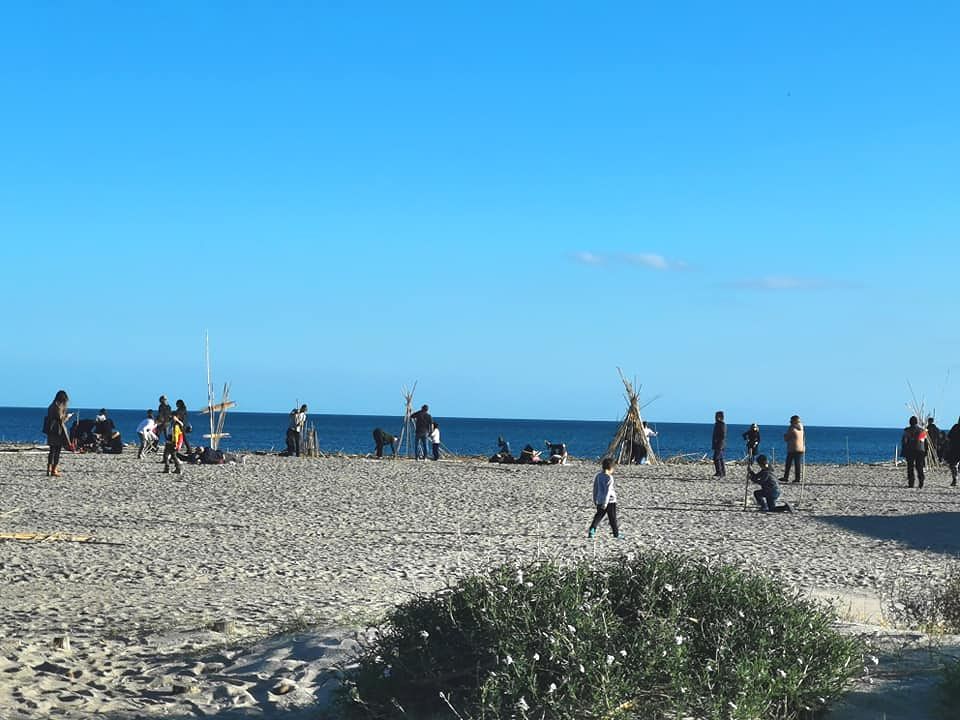 Poetto, il mistero della strana invasione delle canne: in tanti realizzano “casette” in spiaggia