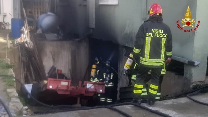 Selargius, fiamme alte dentro un garage: intervento urgente dei vigili del fuoco, evacuato lo stabile
