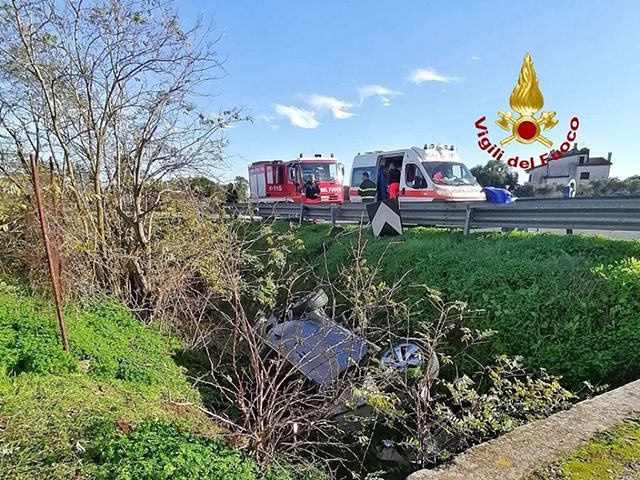 Decimomannu, pauroso schianto tra due auto sulla 130: una fa un volo di diversi metri, quattro i feriti