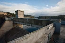 Preoccupazione a Isili, la diga di Is Barrocus ha tracimato: strade impraticabili