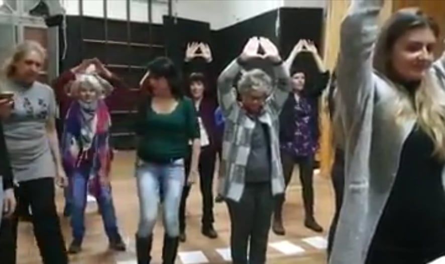 Le femministe di Cagliari si “allenano” per il flash mob: “L’assassino sei tu”