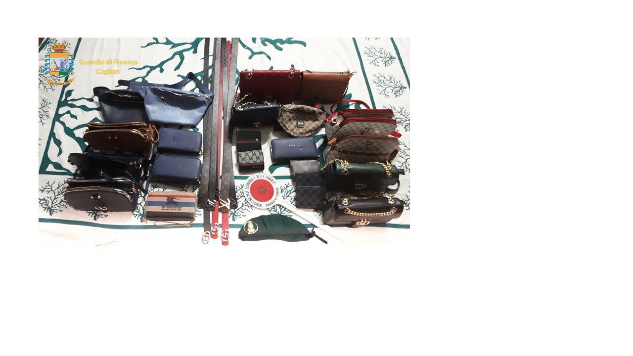 Cagliari, tensione nel Largo: ambulante abusivo in fuga travolge e ferisce un passante