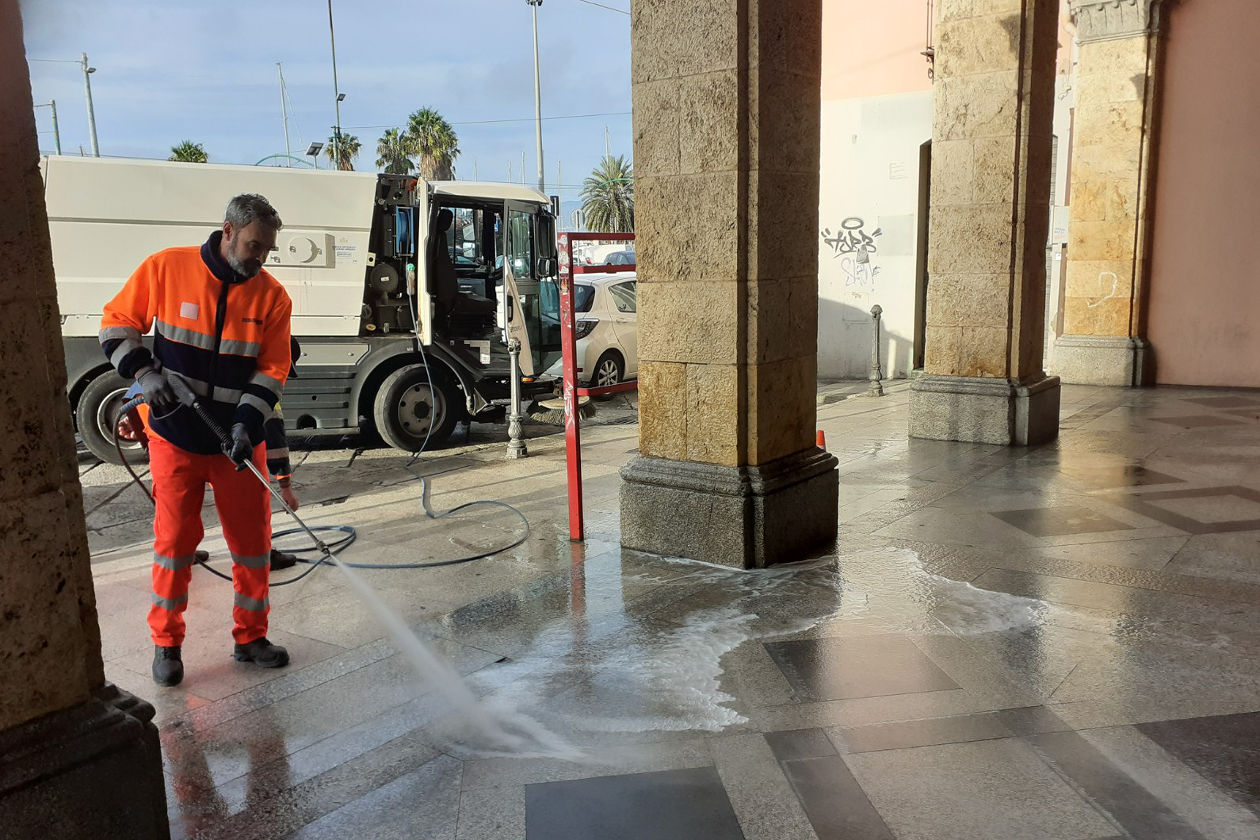 Cagliari, operazione di pulizia straordinaria nei portici di via Roma: per sicurezza spostati i clochard