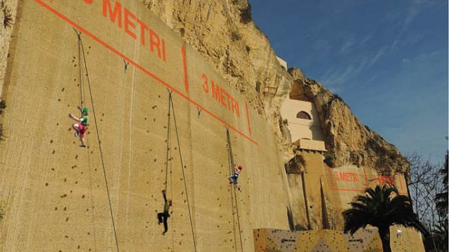 Cagliari, sulle mura di Castello a mani nude: sì alla parete di free climbing a S’Avanzada