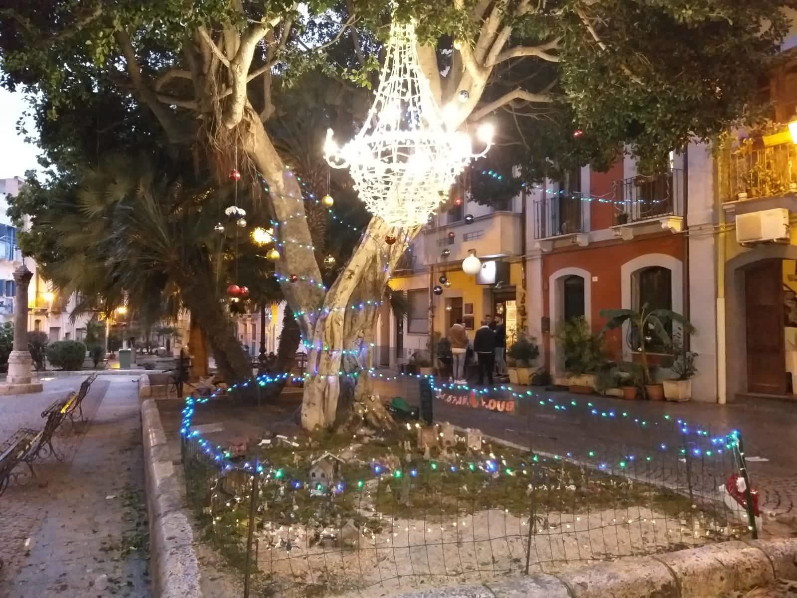 Cagliari, luci a Villanova: illuminato il “presepio dell’integrazione” in piazza San Domenico