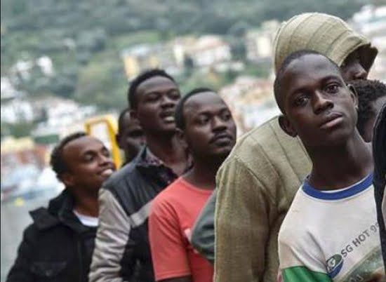 Si sblocca il reddito di cittadinanza per gli extracomunitari: via agli assegni con gli arretrati