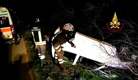 Paura a Donori, auto esce fuori strada e si ribalta: illese due nonnine