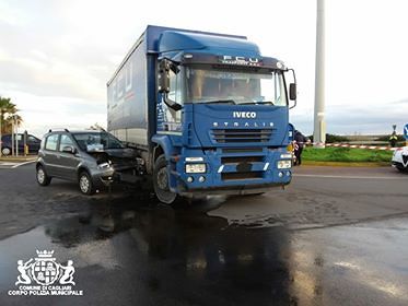 Cagliari, auto contro camion: 200 litri di gasolio in strada e traffico in tilt sulla 195