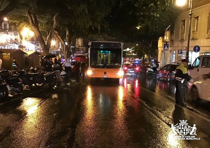Incidente a Cagliari, paura in piazza Yenne: bus del Ctm investe un ragazzino