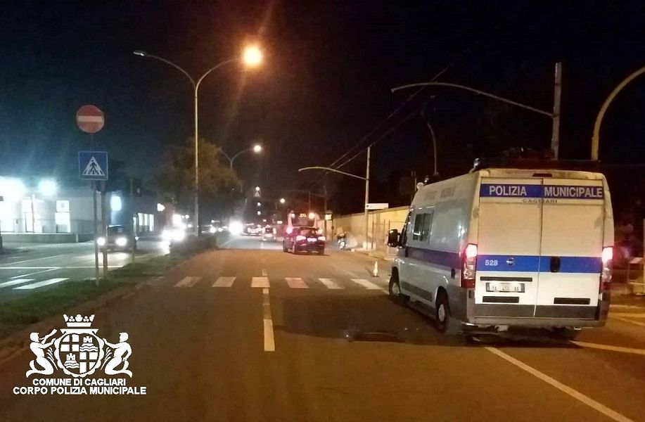 Incidente a Cagliari, anziana travolta sulle strisce pedonali in viale Poetto: è grave