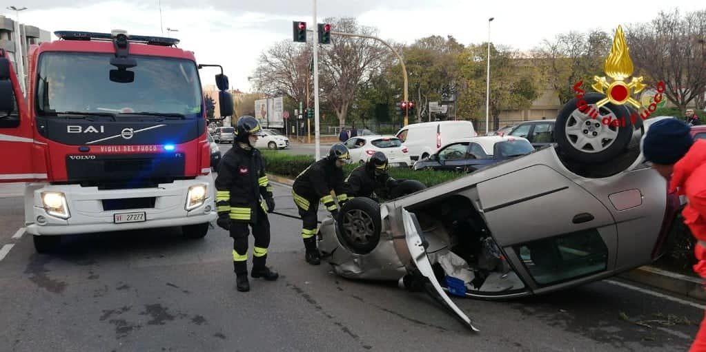 Auto ribaltata, gasolio sulla 195 e shopping natalizio: traffico paralizzato in mezza Cagliari