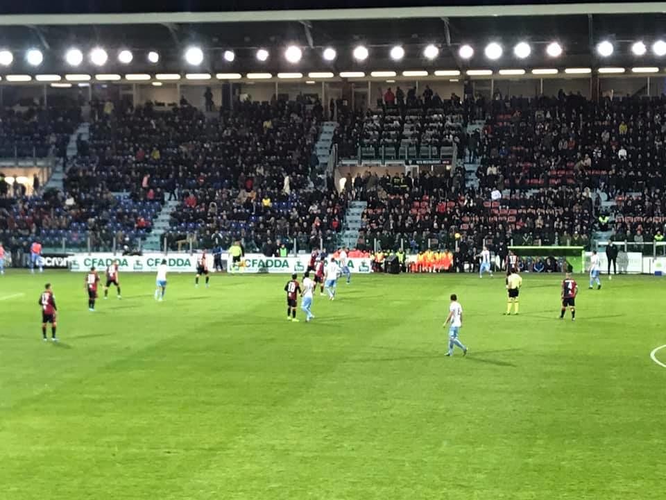 Cagliari-Lazio 1-2, il gol al 98′ minuto: esplode la rabbia dei tifosi rossoblù contro l’arbitro Maresca, Giulini furioso