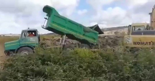 Rifiuti fognari di Puglia e Campania scaricati in Sardegna, rivolta in consiglio regionale