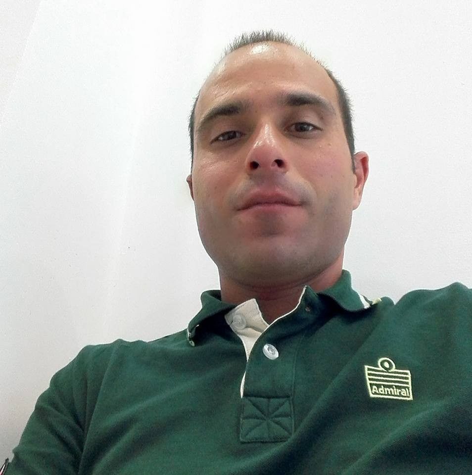 Sardegna, sale sul tetto per riparare un’antenna ma cade e poi muore