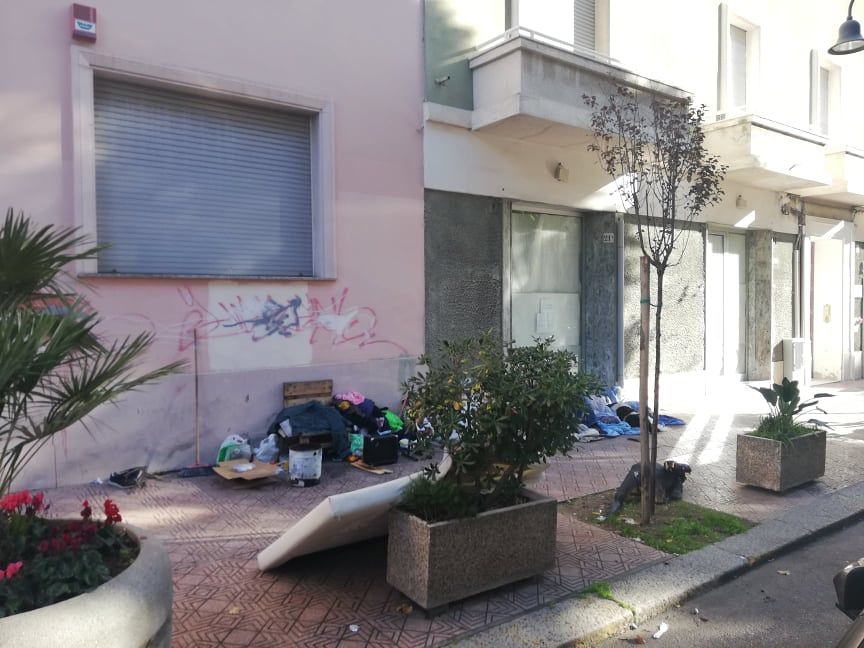 Cagliari, lamentele per il fuoco acceso dai senzatetto in via Dante: “Così possiamo scaldarci”