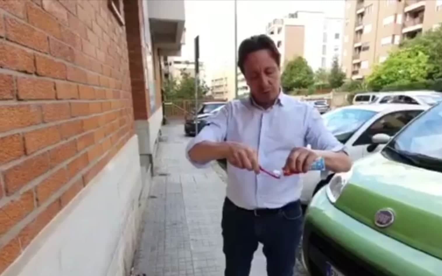 Sassari senz’acqua da 2 giorni, consigliere comunale si lava i denti da Abbanoa per protesta