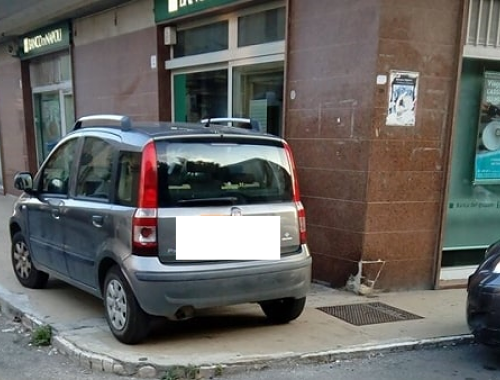 Parcheggio incivile? Reato bloccare un’altra auto: la Cassazione conferma la condanna per violenza privata