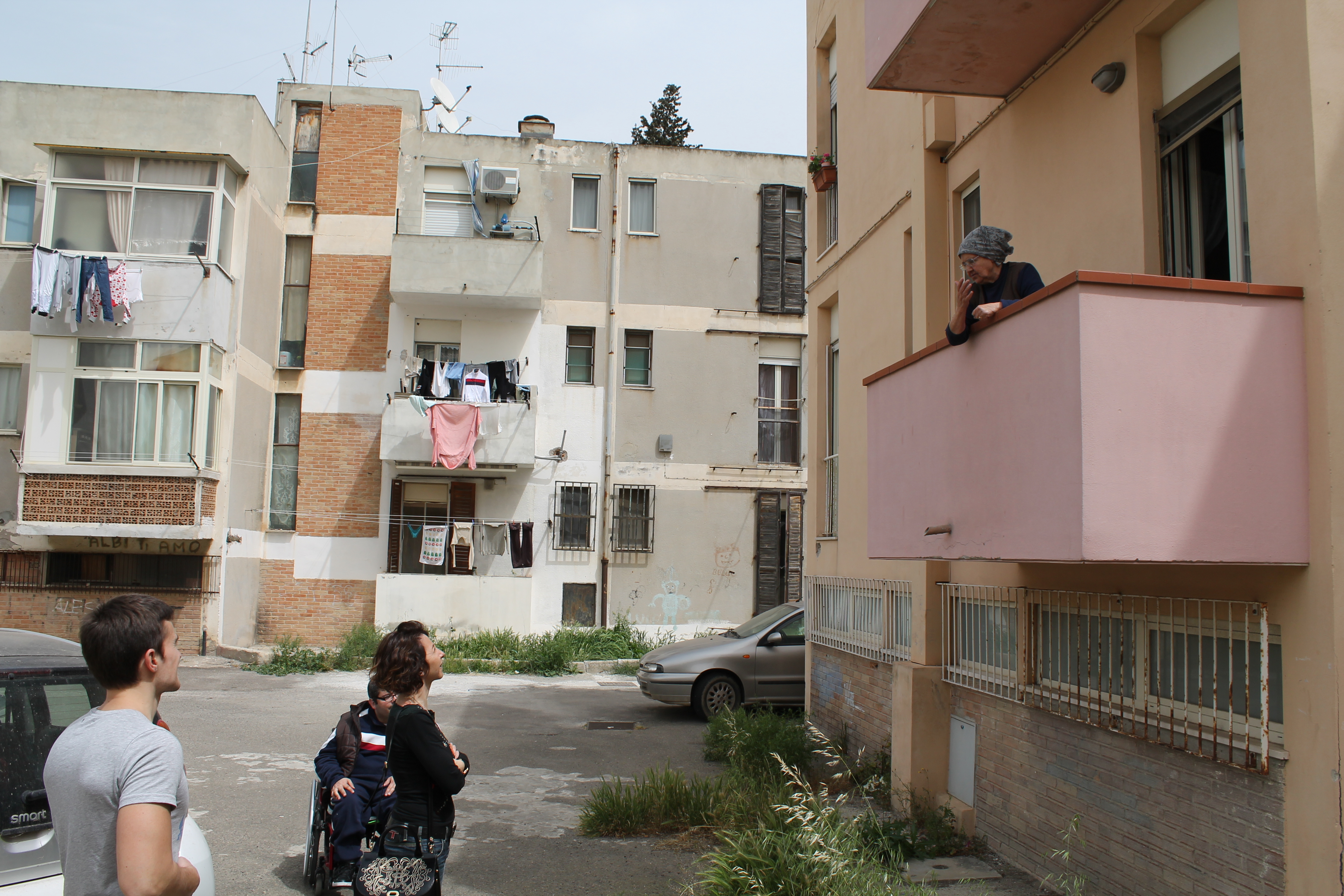 Cagliari, rivoluzione in piazza Granatieri a Is Mirrionis: ruspe in arrivo e giù le case