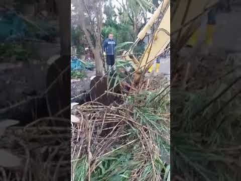 Piscina Nuxedda otto giorno dopo, gli abitanti in ginocchio per la pioggia “liberano” da soli il ruscello (VIDEO)