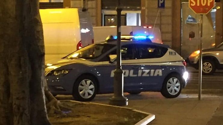 Cagliari, gruppo di ubriachi molesta una cameriera: caos al mercatino di Natale in piazza Carmine