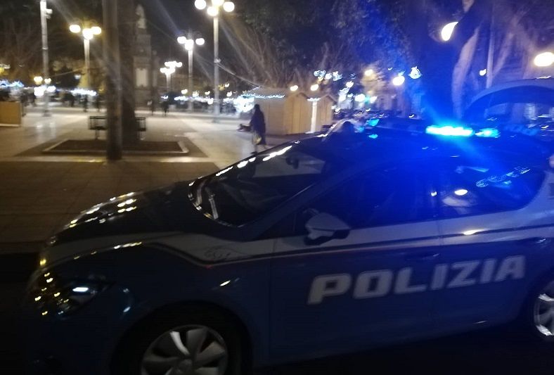 Cagliari, gruppo di ubriachi molesta una cameriera: caos al mercatino di Natale in piazza Carmine