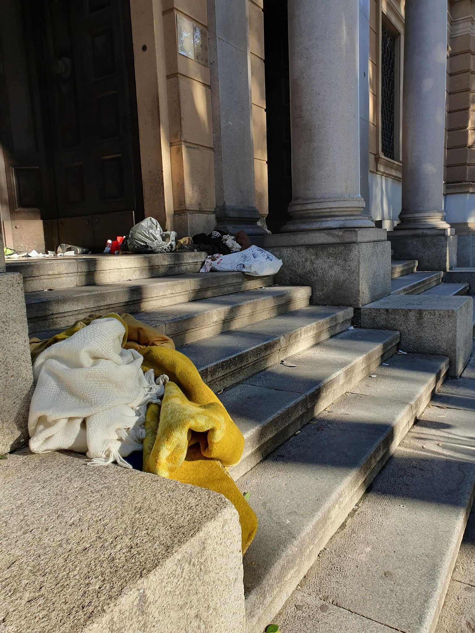 Cagliari, senzatetto e rifiuti nello storico palazzo delle Poste: “Ancora degrado in piazza del Carmine”