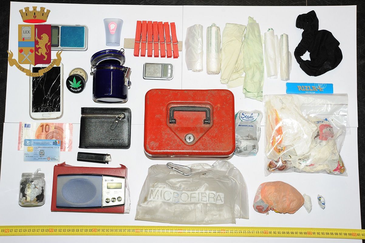 Nuoro, spaccia marijuana accanto alle scuole: minorenne in carcere