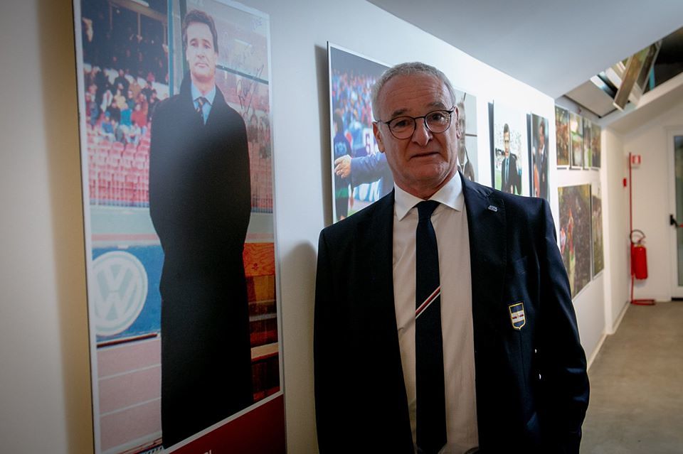 Ranieri accolto dal Cagliari come un idolo firma il suo poster: un giorno tornerà?