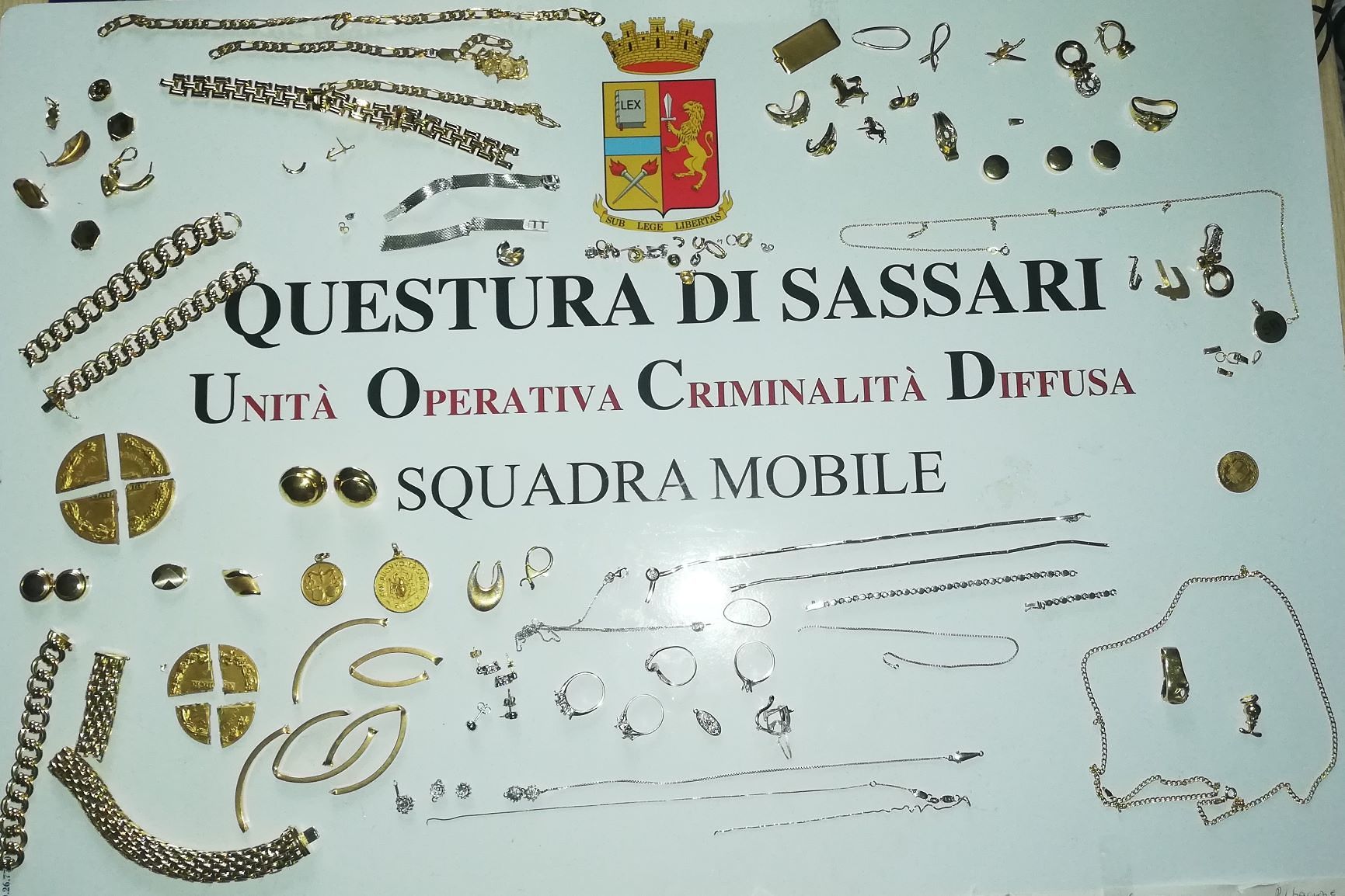 Sassari, rubati 100mila euro in gioielli a un anziano: una famiglia nei guai