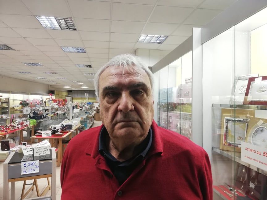Cagliari, addio all’emporio Vanna: “Scattano le foto ai miei prodotti e poi comprano online”