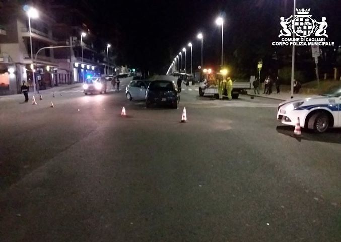 Cagliari, crash in via Scano tra una Fiesta e una Corsa: cinque i feriti, coinvolti tre bambini