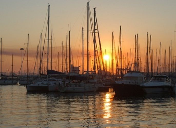 Cagliari, esplode la movida a Su Siccu: in arrivo al porticciolo la “pizzeria galleggiante”