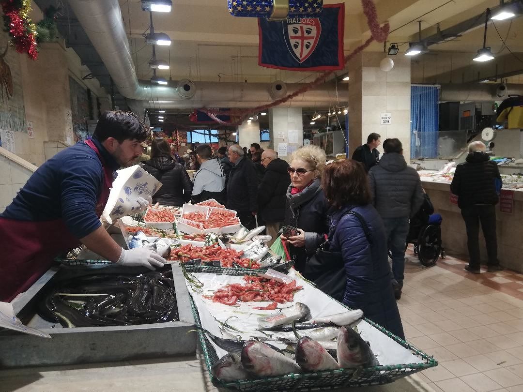 Capodanno a Cagliari, pochi affari al mercato del pesce di San Benedetto: “Chiedono sconti pure sugli scampi”