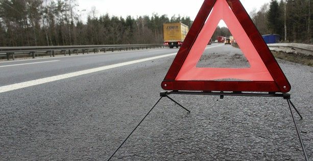 Scende dall’auto per mettere il triangolo e viene falciato da una macchina: tragedia sulla 131