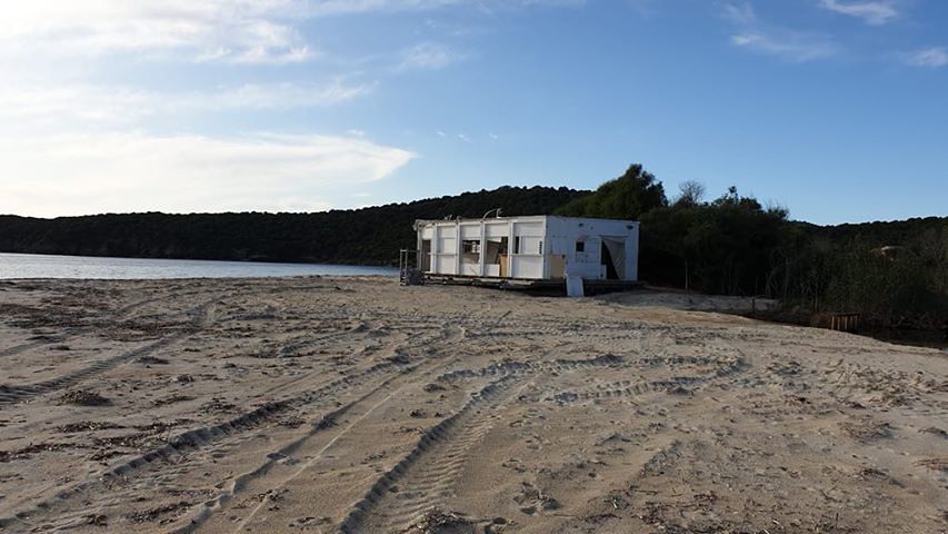 “Tuerredda e il chiosco scoperchiato: perchè Teulada lascia una spiaggia così bella in queste condizioni?”