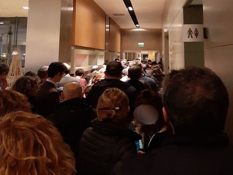 Cagliari, tutti pazzi per Carlo Verdone: folla di fan al T Hotel