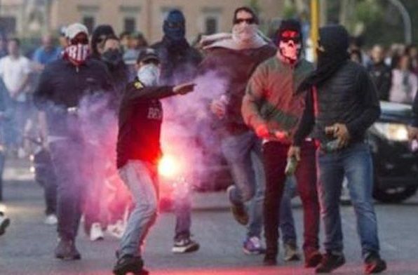 Sfida Cagliari-Lazio, scontri in via Milano: cinghiate e bottigliate tra ultras