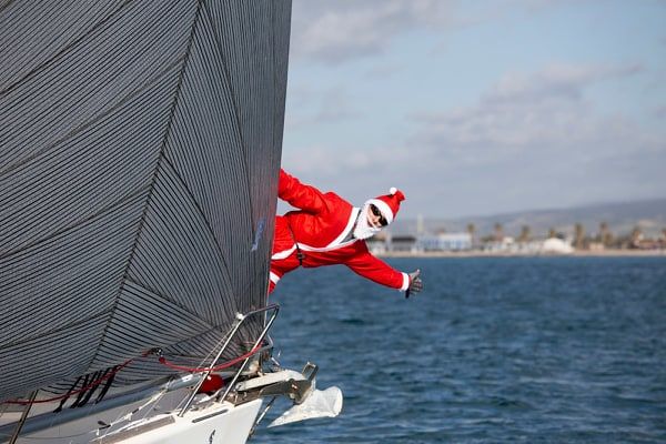 Cagliari, successo per la veleggiata natalizia al Poetto: tutti pazzi per le barche con palline e festoni colorati