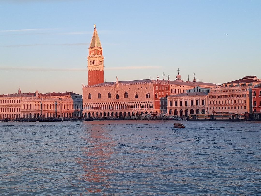 Un sardo scivola in un canale a Venezia e rischia di annegare, salvato dal natante dei carabinieri