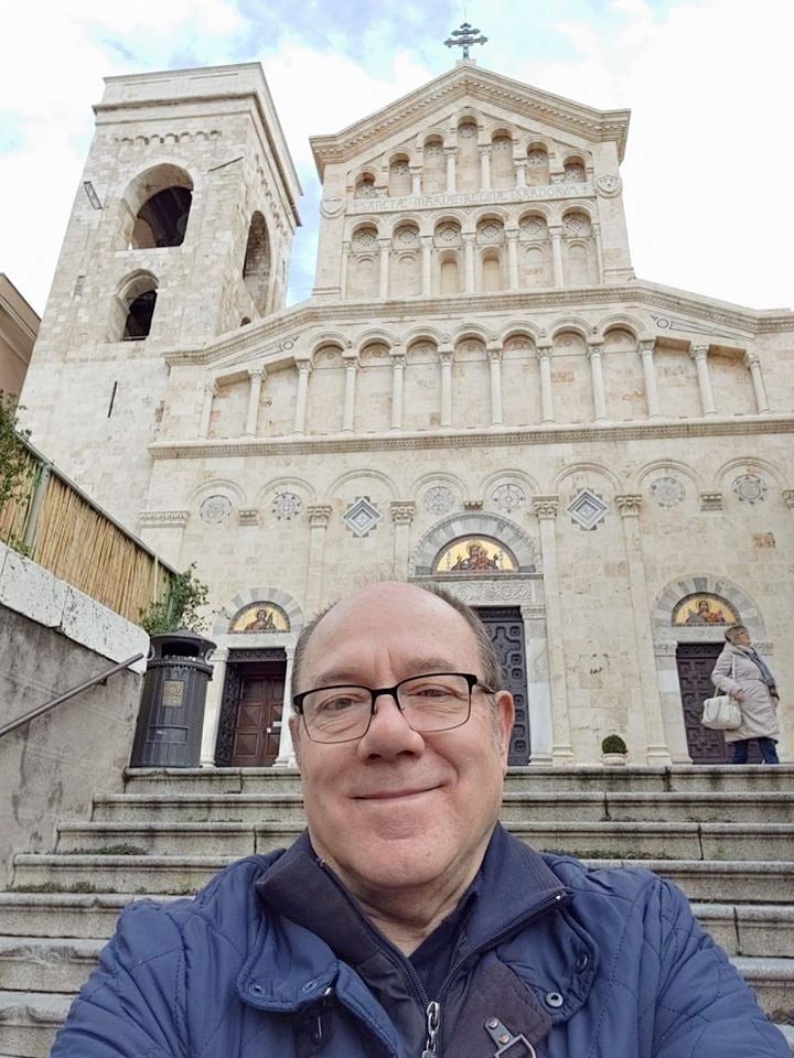 Carlo Verdone in Cattedrale abbraccia Cagliari: “Bella città e persone di rara gentilezza e affetto” (VIDEO)