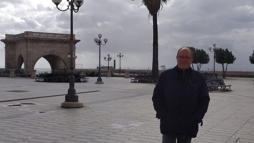 Pioggia di selfie a Castello e visita al Poetto, Carlo Verdone superstar a Cagliari