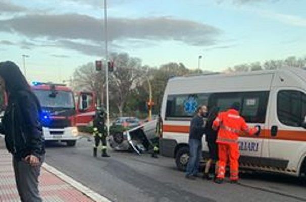 Paura a Cagliari, auto si ribalta in via Torricelli: 3 feriti