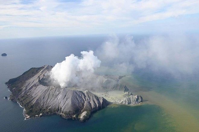 Nuova Zelanda, la tremenda eruzione del vulcano Whakaari: cinque morti, turisti dispersi nella paura
