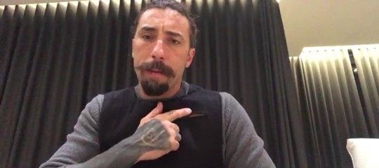 Scambiato per un poliziotto, inviato di “Striscia la notizia” aggredito a Monza