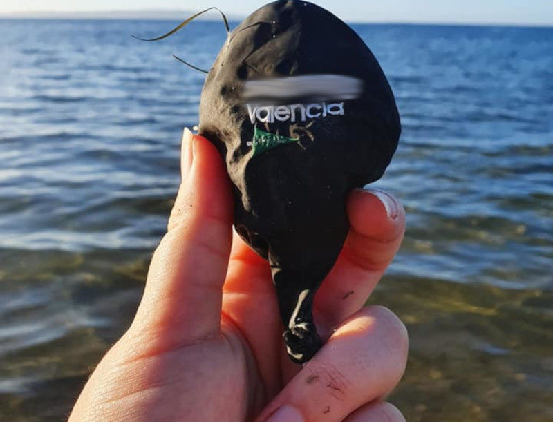 San Giovanni Suergiu, “in spiaggia anche un palloncino arrivato da Valencia: un pericolo per i pesci”