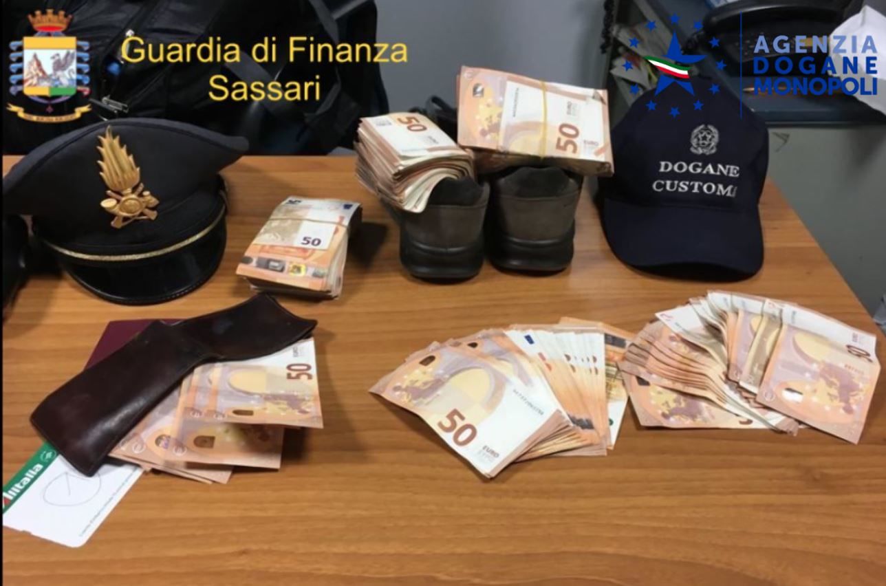 Alghero, cittadino cinese nasconde 27mila euro nelle scarpe