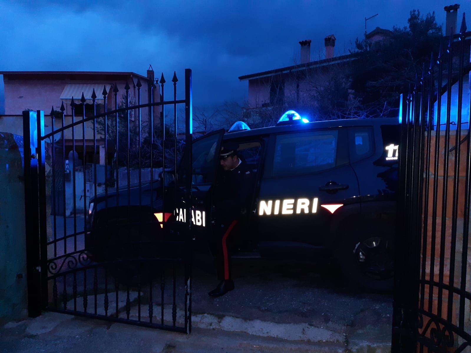 Anziano brutalmente pestato a Piscinas, tre giovani in arresto: uno è minorenne