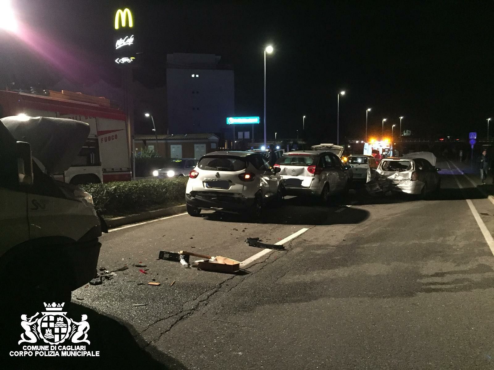 Cagliari, autocarro causa un maxi tamponamento in via Peretti: sei auto coinvolte