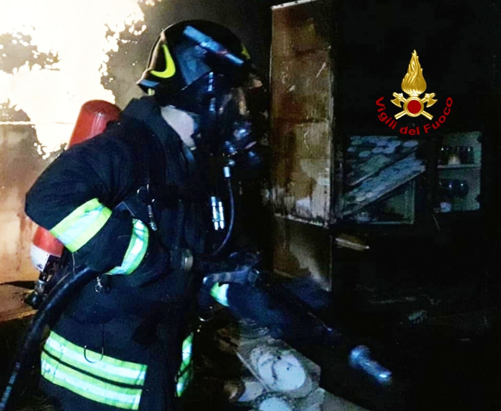 Paura nella notte a Cortoghiana, abitazione invasa dal fuoco